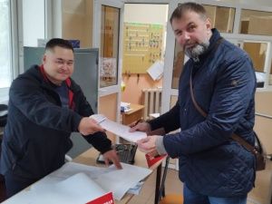 Артисты Русского театра проголосовали во время гастролей в Мирном