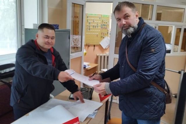 Артисты Русского театра проголосовали во время гастролей в Мирном