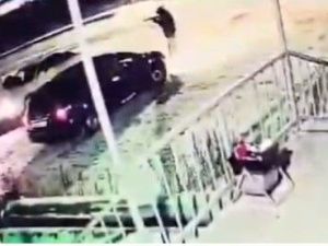 "Завалю вас всех!": В Якутии вооруженный мужчина напал на незнакомцев