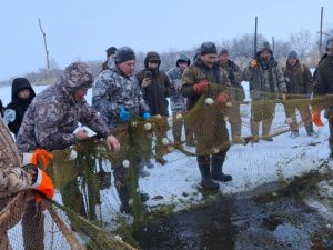 Делегация Хангаласского района доставит 20 мешков карасей бойцам-якутянам в зону СВО