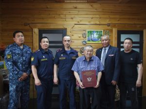 Представители УФСИН побывали в гостях у ветерана, имеющего статус дети войны и служившего в уголовно-исполнительной системе