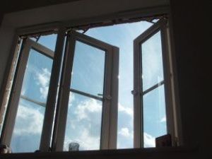 Ребенок, выпавший из окна в Нерюнгринском районе, находится в сознании