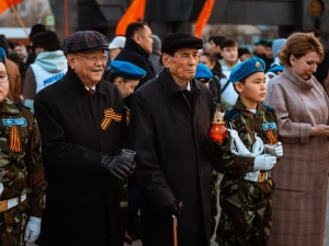 В патриотической акции «Свеча памяти» якутяне выложили из горящих свечей слово «ПОМНИМ» 