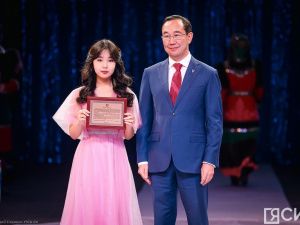 Премии лучшим школьникам Якутии 2023 года вручил Айсен Николаев