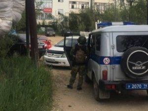 На улице Губина мужчина с ружьем стреляет из окна