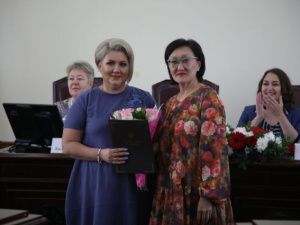 Сардана Авксентьева поздравила работников сферы торговли Якутска с профессиональным праздником