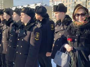 В Якутске на площади Победы возложили цветы в честь годовщины вхождения Крыма в состав России