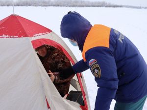 Инспекторы ГИМС напоминают рыбакам правила безопасного поведения на льду