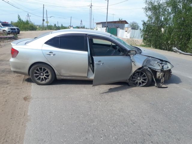 В Якутске водитель съехал с дороги и врезался в опору уличного освещения
