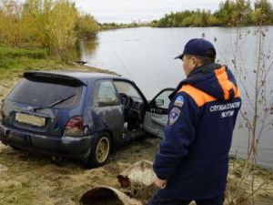 В Жатае спасатели-водолазы извлекли из реки автомашину с двумя погибшими