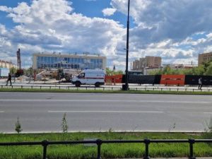 Женщине, на которую упал забор на площади Ленина, предстоят оперативные вмешательства