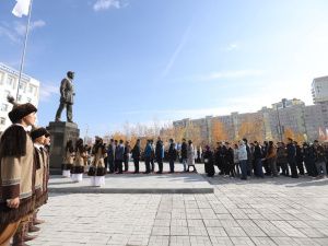 Андрей Тарасенко возложил цветы к памятнику Максиму Кировичу Аммосову