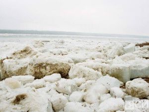 В Усть-Майском районе на обледеневшей реке застряли три моторные лодки