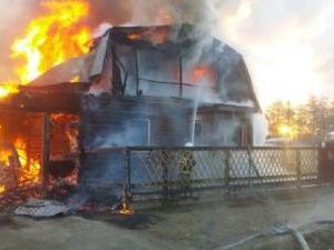 В селе Намцы при запуске автомобиля взорвался газовый баллон. Сгорели дом, гараж и две машины