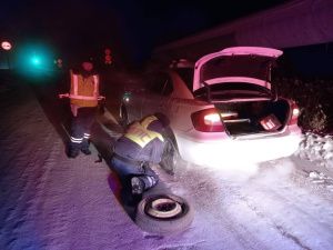 Сотрудники ГИБДД в Якутии помогли застрявшему на ночной дороге водителю починить автомобиль