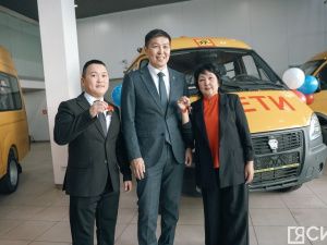 Двадцать новых автобусов передали школам и колледжам в Якутии