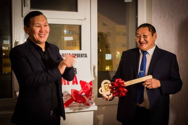 Победитель «Битвы блогеров» Гаврил Чемоханов передал выигранную квартиру гемодиализным пациентам