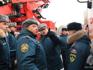 Глава МЧС России Александр Куренков и представители Правительства РФ осмотрели образцы техники и оснащения МЧС России