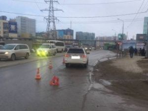 Школьник бежал на «красный» и попал под колеса автомобиля