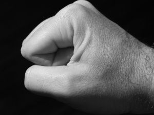 В одном из баров Якутска мужчина сломал незнакомцу нос и глазницу за то, что он смотрел на него