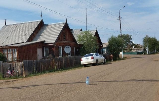 В Мирнинском районе 5-летняя девочка попала под колеса машины: Ребенок находится в реанимации