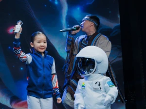 Герой России Олег Артемьев передал Якутии символ Севера и Арктики из космоса – куклу Кындыкан