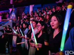 Премии лучшим школьникам Якутии 2023 года вручил Айсен Николаев