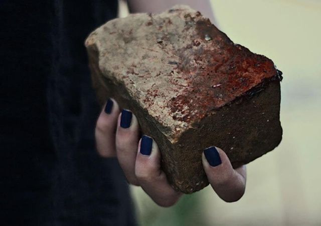 В Якутске девушка кинула камнем в лицо сопернице