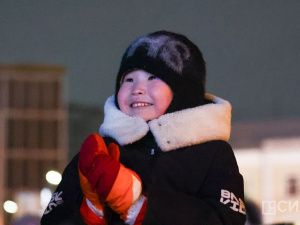 Фоторепортаж: зажжение новой новогодней ёлки в Якутске