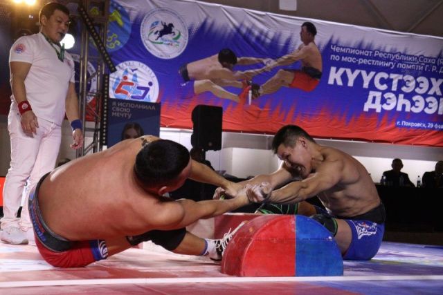 В Покровске стартовал чемпионат Якутии по мас-рестлингу