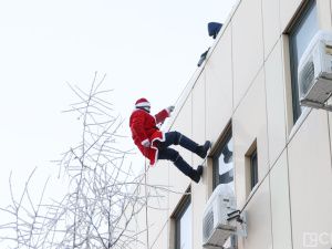 В Якутске спасатель спустился с крыши и поздравил юных пациентов НЦМ в образе Деда Мороза