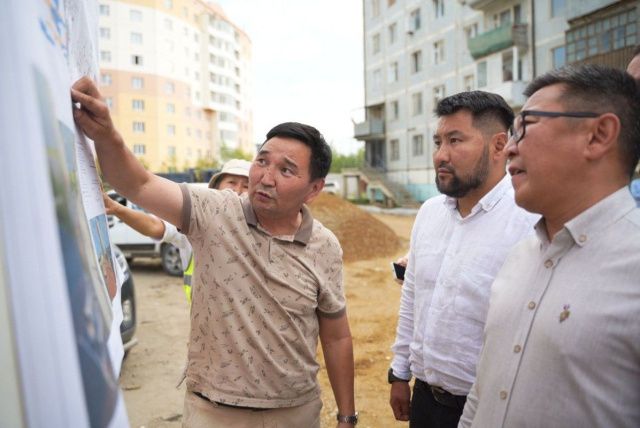 Евгений Григорьев проверил ход работ на объектах благоустройства в Строительном округе