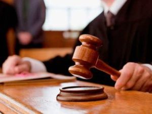 Жительницу Нерюнгри, напавшую на судебного пристава, приговорили к реальному лишению свободы