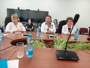 Мамы и их малыши получили в подарок «Дневник питания»