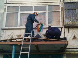 Житель Якутска связал веревку из галстуков и попытался выбраться из окна многоэтажки