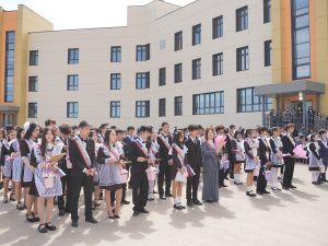 «Последний звонок» прозвенел в средней школе № 40 имени Михаила Николаева в Якутске