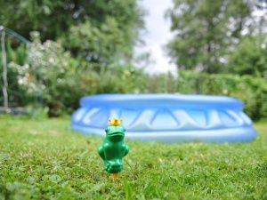 В Якутии погиб годовалый ребенок, упав в бассейн во дворе дома