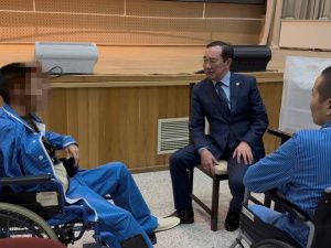 Айсен Николаев посетил раненых бойцов в госпитале имени Вишневского