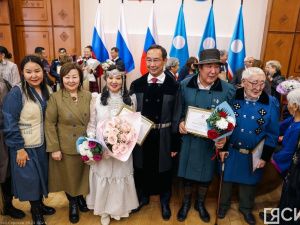 Айсен Николаев вручил стипендии олонхосутам, запевалам осуохая, кузнецам и народным мастерам Якутии