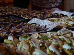 Гости Дней Дальнего Востока и Арктики на ВДНХ познакомились с деликатесами из Якутии