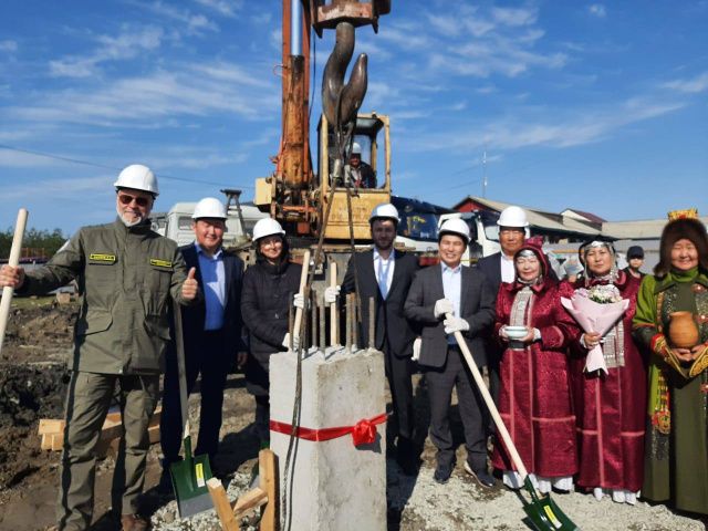 Установили первую сваю спортивного зала в селе Крест-Хальджай