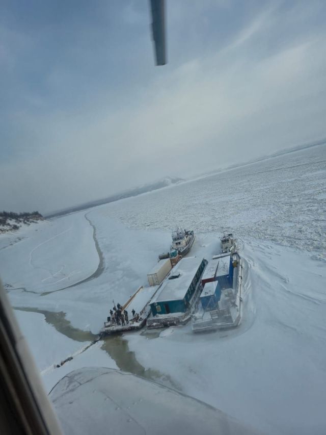 Застрявшие во льдах: 11 человек спасены из ледового плена на реке Лене