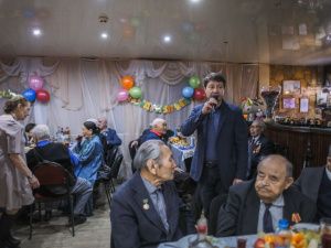 В социальной столовой Якутска поздравили ветеранов