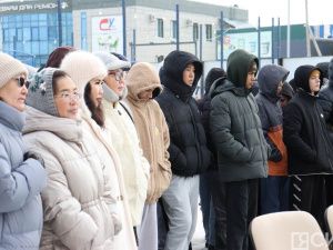 Спортивная общественность возложила цветы к памятнику Дмитрию Коркину в Якутске