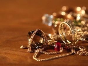 Любовник из Якутска обокрал женщину, стащив сотовый телефон и золотые изделия