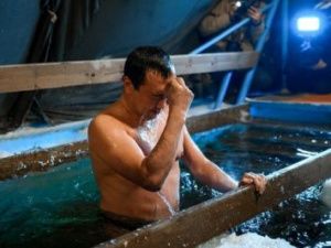 Глава Якутии окунулся в Крещенскую купель, несмотря на мороз