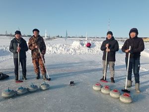 В селе Балыктах Якутии провели соревнования по керлингу среди местных жителей
