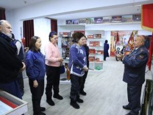 В Якутии полицейские организовали экскурсию в музей органов внутренних дел для граждан, прибывших из ДНР и ЛНР