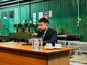 Евгений Григорьев провел пресс-конференцию с журналистами в ремонтном цеху МУП ЯПАК Якутска