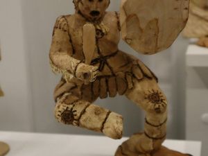 Мастер резьбы по дереву из Горного района представил героев Олонхо на фестивале NeoOlonkho в Якутске